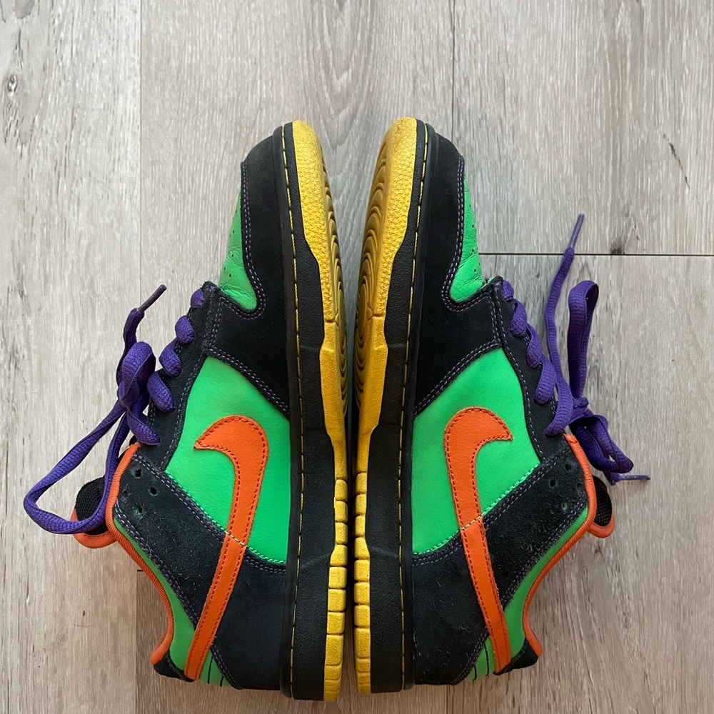 Nike Sb Dunk shoes low spark green size 8 used in great condition.